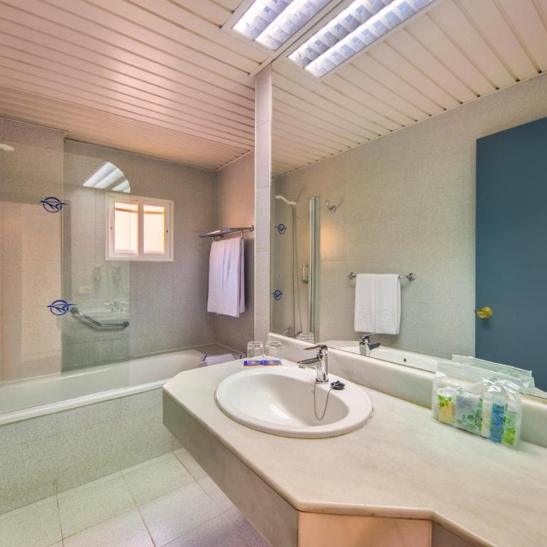 Globales Gardenia - Habitación Familiar (3 adultos +1 niño) - 3