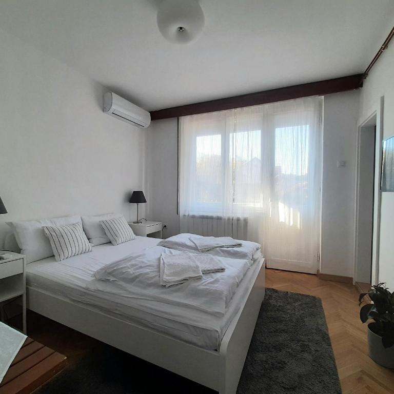 Vrnjci House - Dvokrevetna Soba s Bračnim Krevetom s Pogledom na Vrt - 1