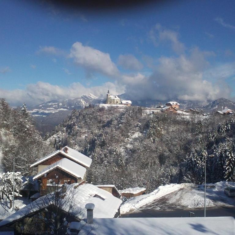 Dans un village savoyard a 1000 m d'altitude bel appartement spacieux de140m2 avec vue magnifique sur la montagne - Appartement avec Vue sur la Montagne - 54