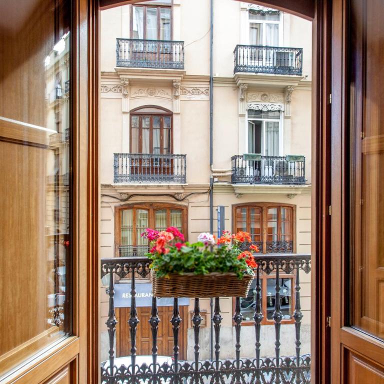 LUXURIOUS & ALLURING HOME IN HISTORIC TOWN (VALENCIA) - Two-Bedroom Apartment - 32