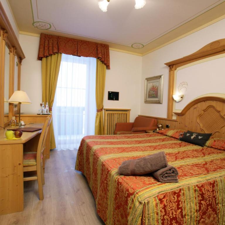 Alexander Hotel Alpine Wellness Dolomites - Doppelzimmer mit Bergblick - 3