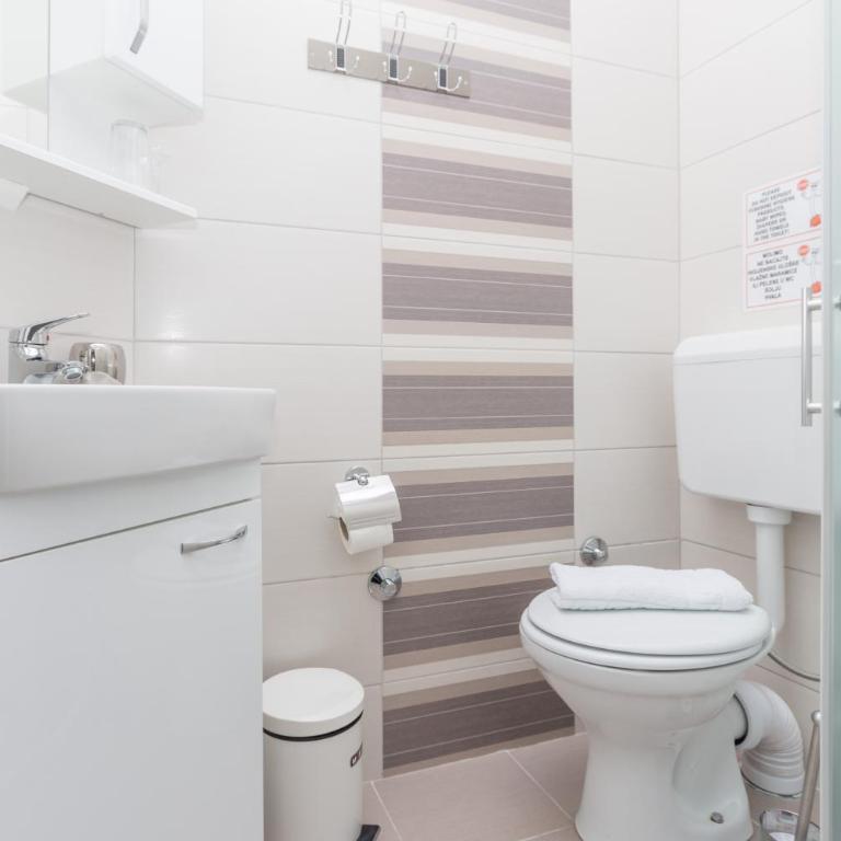 Apartments "Tuffo" - Velika Dvokrevetna Soba sa Bračnim Krevetom - 2