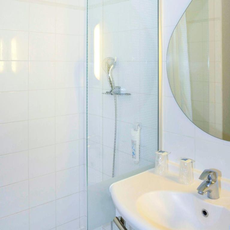 ibis budget Bordeaux Lac - Chambre Standard avec 1 Lit Double et 1 Lit Superposé - 9