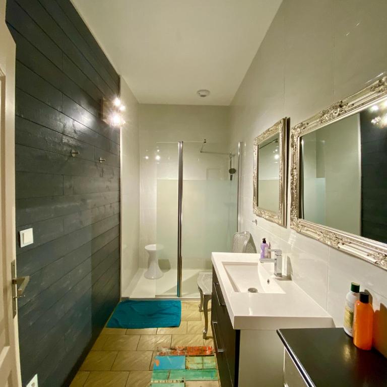 Domaine Ô Clair de Lune - Chambres d'Hôtes et Gîtes à Sarlat - Accès Cité Médiévale 5 minutes à pied - Parking - SPA & Massages en option - Piscine de saison - Suite avec Salle de Bains Privative - 8