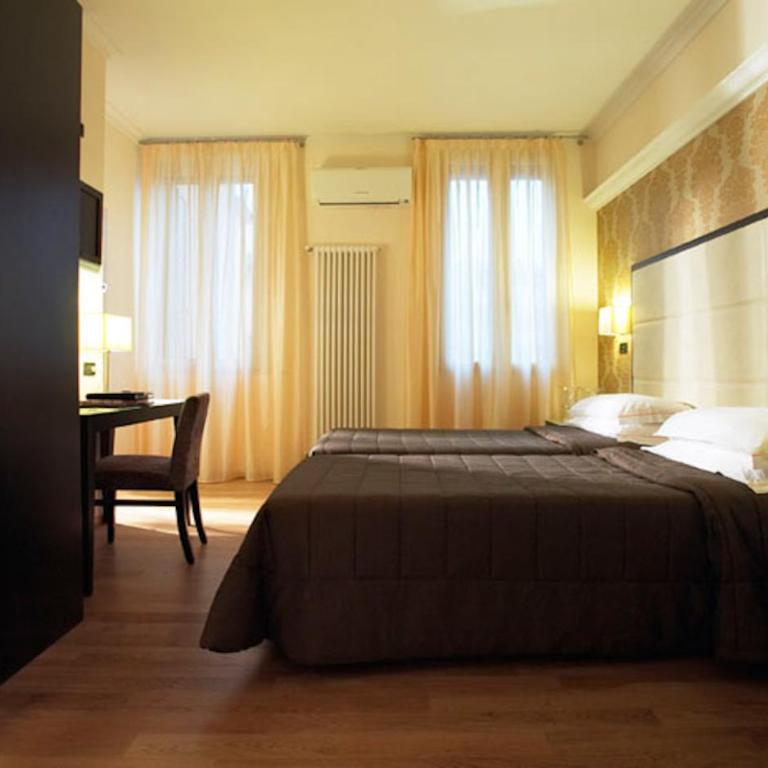 Hotel Touring - Camera Gold Matrimoniale/Doppia con Letti Singoli - 5