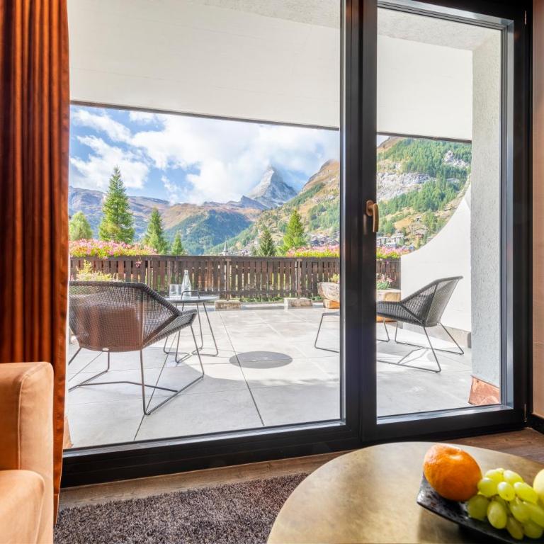 The Christiania Mountain & Spa Resort - Superior Doppelzimmer mit Balkon und Panoramablick auf das Matterhorn - 3