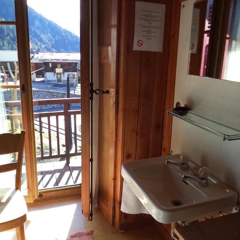 Hotel les Touristes - Chambre Simple avec Salle de Bains Commune - 2