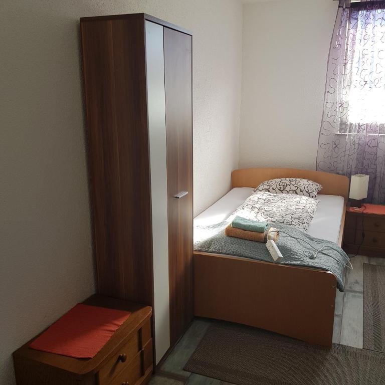 Aman Guesthouse - Single Room with Shared Bathroom - 8