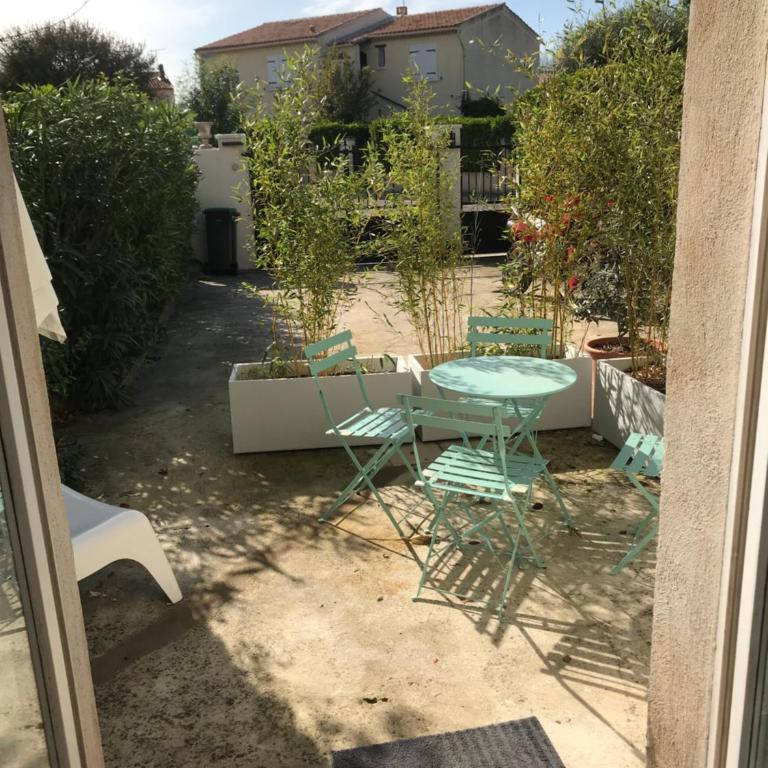Plan de Cuques T2 - Chambre Triple avec Salle de Bains Privative Séparée - 1