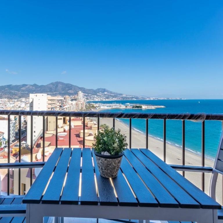 Fuengirola. Bonito apartamento en Paseo Marítimo. Espectaculares vistas al mar. Primera línea - Apartamento con vistas al mar - 1
