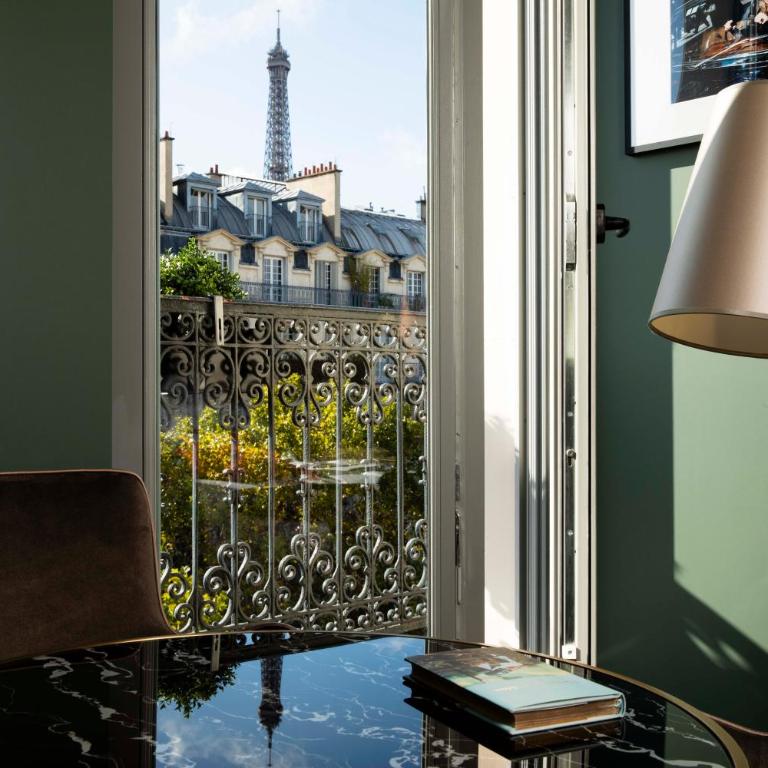 Rayz Eiffel - Deluxe Room with Balcony and Eiffel Tower View - 1