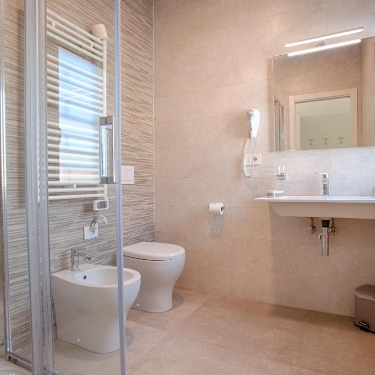 Collatina Suites - Chambre Triple avec Salle de Bains Privative - 1