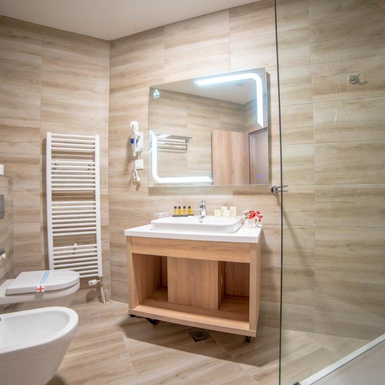 Hotel Soni Lux - Standardna Dvokrevetna Soba sa Bračnim Krevetom - 4