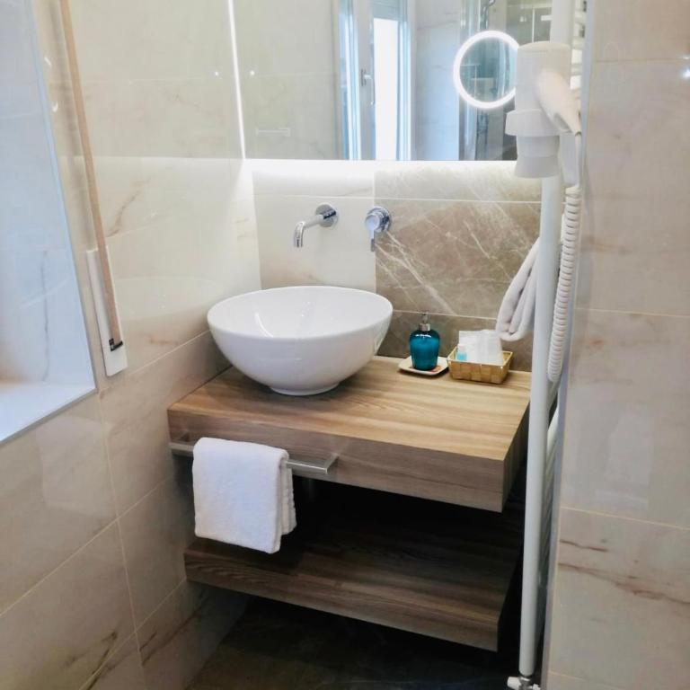 Hotel Victoria - Economy Double Room - 11