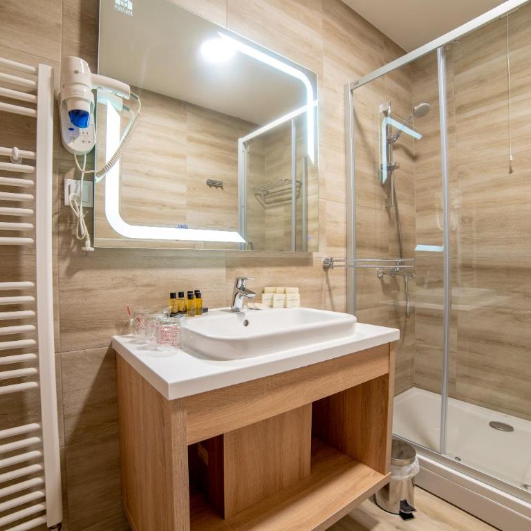 Hotel Soni Lux - Standardna Trokrevetna Soba - 7