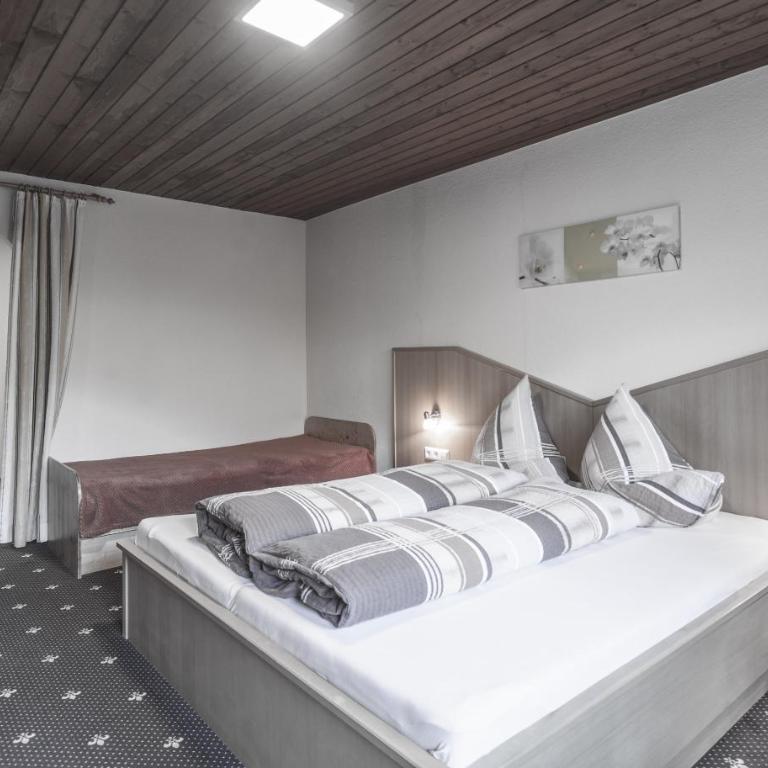 Gästeheim Schmiedhof - Dreibettzimmer - 3