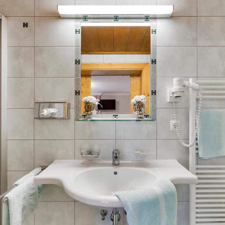 Hotel Ehrenreich - Familienzimmer mit eigenem Bad - 2