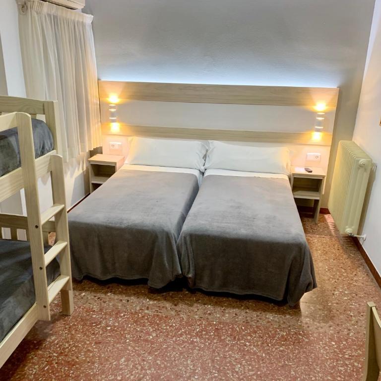 Hotel Catalunya Express - Habitación Familiar (2 adultos y 2 niños) - 3