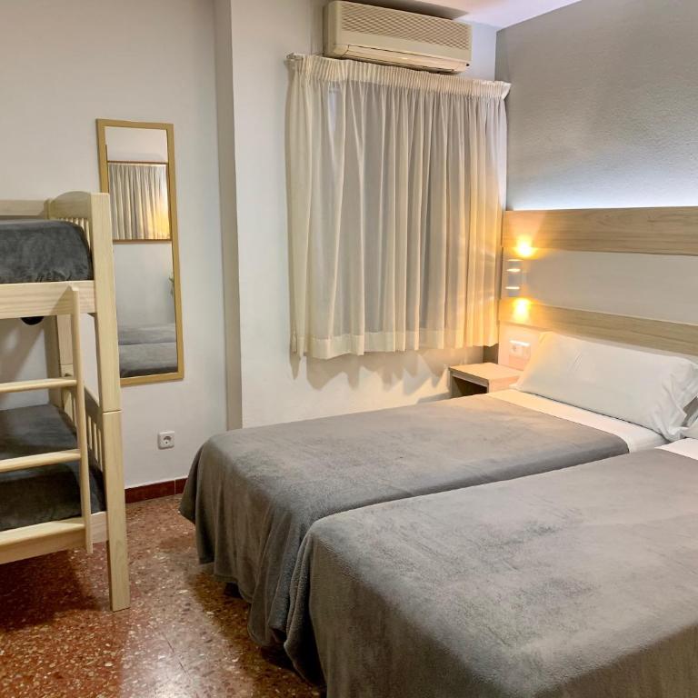 Hotel Catalunya Express - Habitación Familiar (2 adultos y 2 niños) - 4