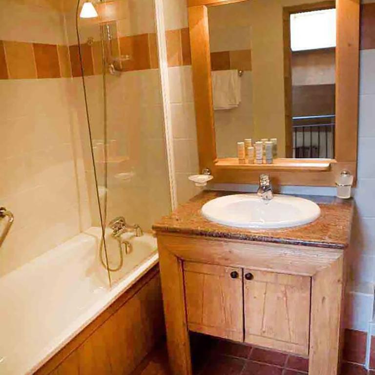 Huge Superior 4 Bedroom Apartment, Arc 1950, Les Arc, Spaciously Sleeps 8 to 10 over two floors, Ski In Ski Out - Apartment - 17