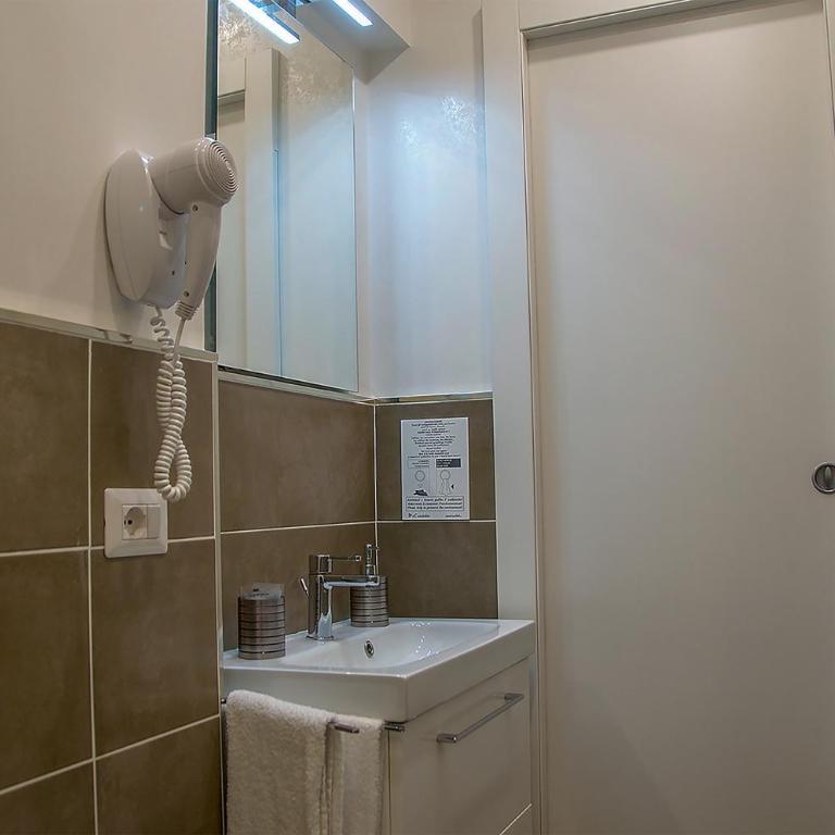 Roma Vespahouse - Camera Matrimoniale con Bagno Privato - 2