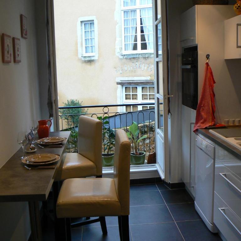 Petite Maison Romantique au calme, Cœur Historique, vue Ville et Jardin - Appartement en Duplex - 12