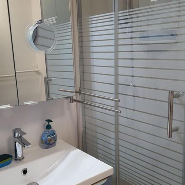 Villa tout confort dans résidence privée avec piscine à 500m de la plage - Climatisation, WIFI, parking - Maison 2 Chambres - 14