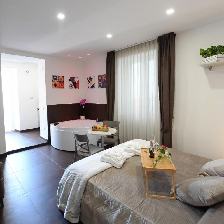 B&B IN CENTRO STORICO SALERNO - Camera Matrimoniale con Vasca Idromassaggio - 17