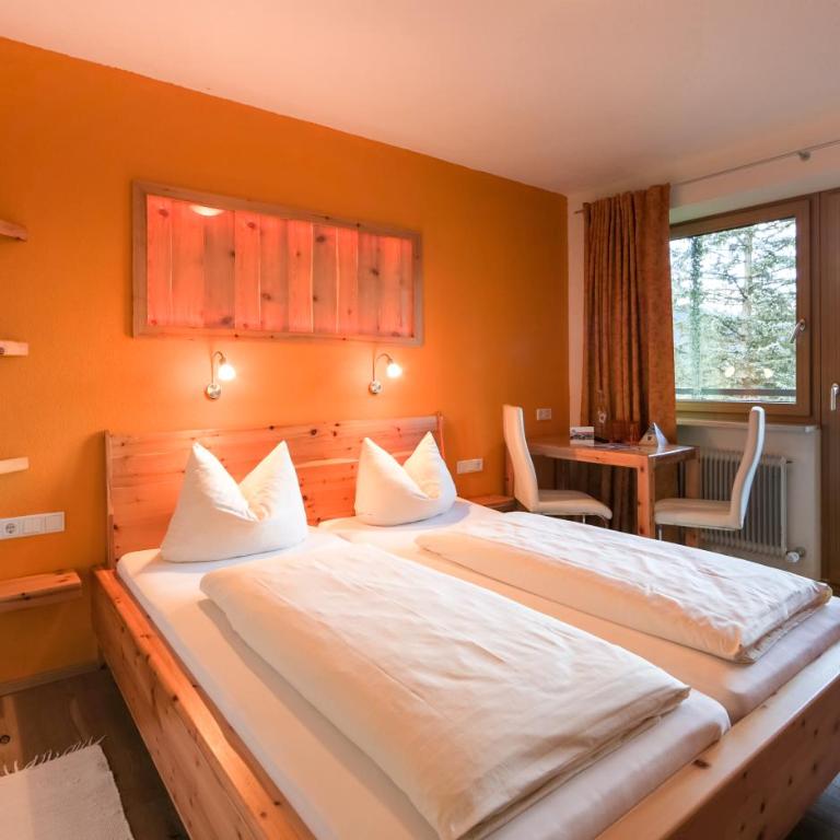 Simone's Platzerl - inklusive täglichem freien Eintritt Tauern Spa - nur 5 Gehminuten, Sommerkarte, privatem Garten mit Schwimmteich, Grill und Saunabereich - Deluxe Doppelzimmer mit Balkon - 12