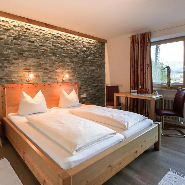 Simone's Platzerl - inklusive täglichem freien Eintritt Tauern Spa - nur 5 Gehminuten, Sommerkarte, privatem Garten mit Schwimmteich, Grill und Saunabereich - Deluxe Doppelzimmer mit Balkon - 18