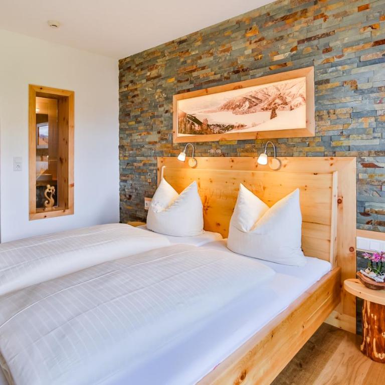 Simone's Platzerl - inklusive täglichem freien Eintritt Tauern Spa - nur 5 Gehminuten, Sommerkarte, privatem Garten mit Schwimmteich, Grill und Saunabereich - Deluxe Doppelzimmer mit Balkon - 6