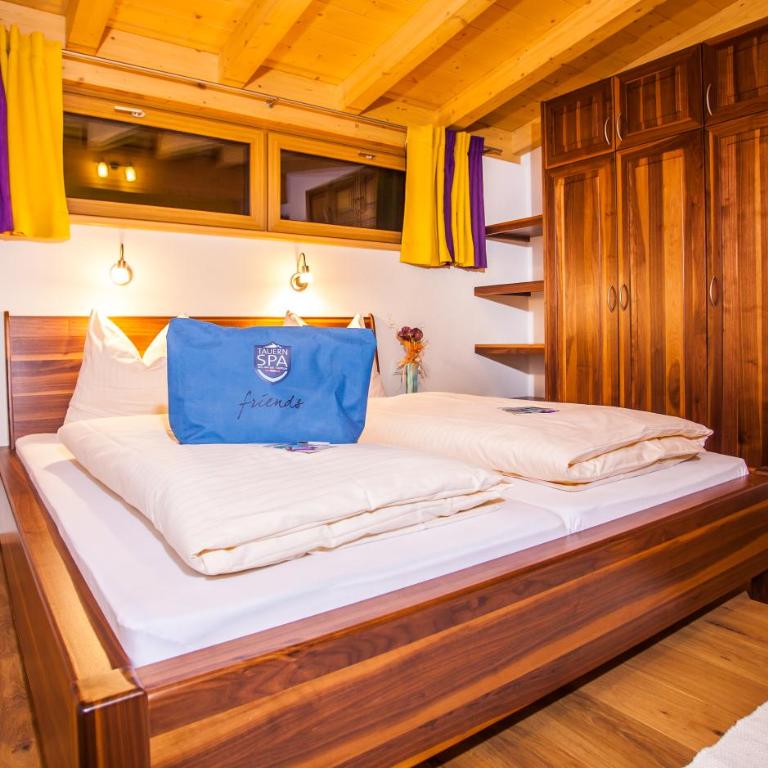 Simone's Platzerl - inklusive täglichem freien Eintritt Tauern Spa - nur 5 Gehminuten, Sommerkarte, privatem Garten mit Schwimmteich, Grill und Saunabereich - Deluxe Doppelzimmer mit Balkon - 19