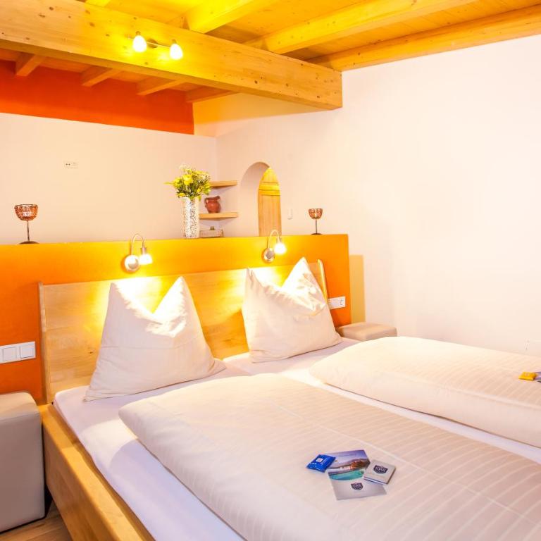 Simone's Platzerl - inklusive täglichem freien Eintritt Tauern Spa - nur 5 Gehminuten, Sommerkarte, privatem Garten mit Schwimmteich, Grill und Saunabereich - Deluxe Doppelzimmer mit Balkon - 20