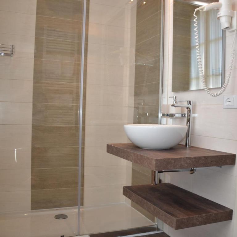H2o - Double Room with Partial Lake View - 12
