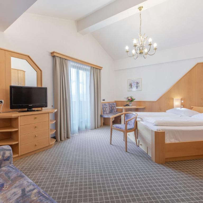 Hotel Hubertushof - Double Room with Mountain View - 2