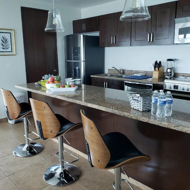 Big Luxury Condo - Zona Dorada - Three-Bedroom Apartment - 4