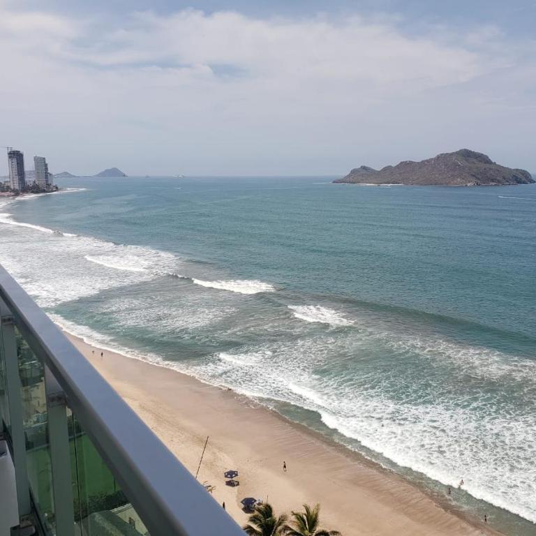 Big Luxury Condo - Zona Dorada - Three-Bedroom Apartment - 2