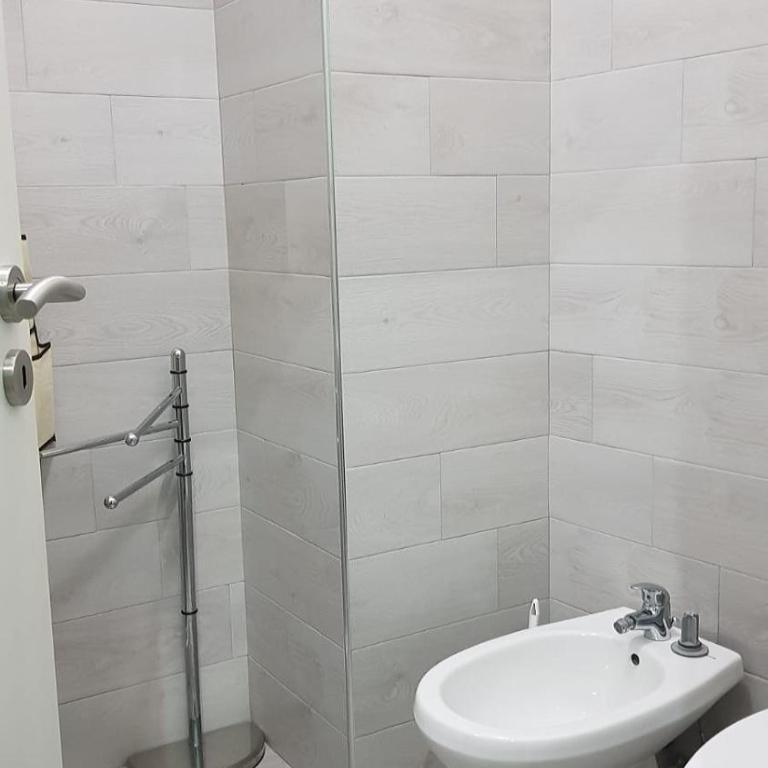 A due passi da Dante - Camera Doppia con Letti Singoli con Bagno Privato - 8