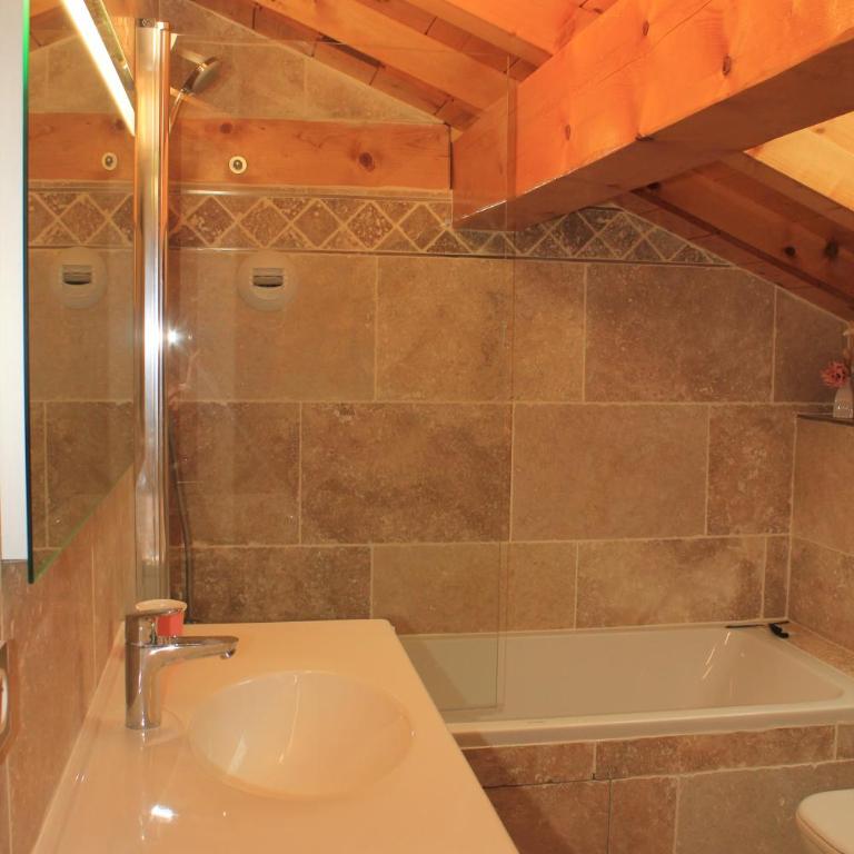 Chalet aux 3 biches - Chambre Double avec Salle de Bains Privative - 6