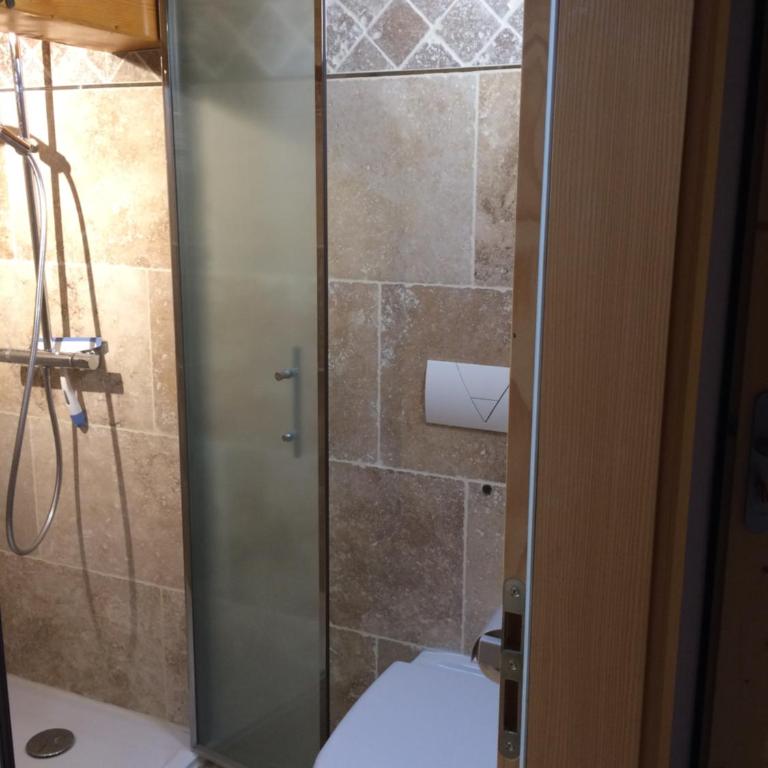 Chalet aux 3 biches - Chambre Double avec Salle de Bains Privative - 12