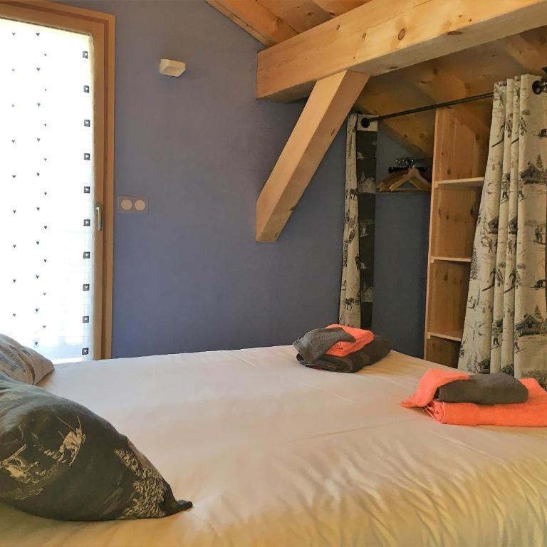 Chalet aux 3 biches - Chambre Double avec Salle de Bains Privative - 10