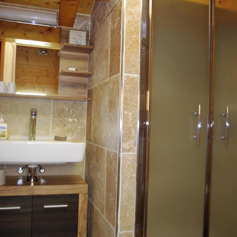 Chalet aux 3 biches - Chambre Double avec Salle de Bains Privative - 5