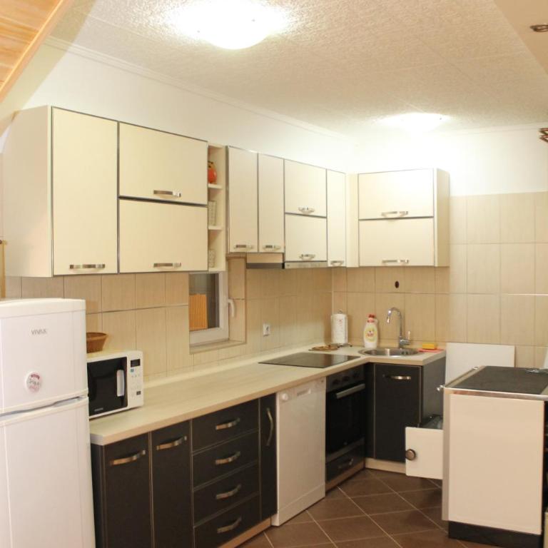 House Sandra - Two-Bedroom House with Mountain View - 5