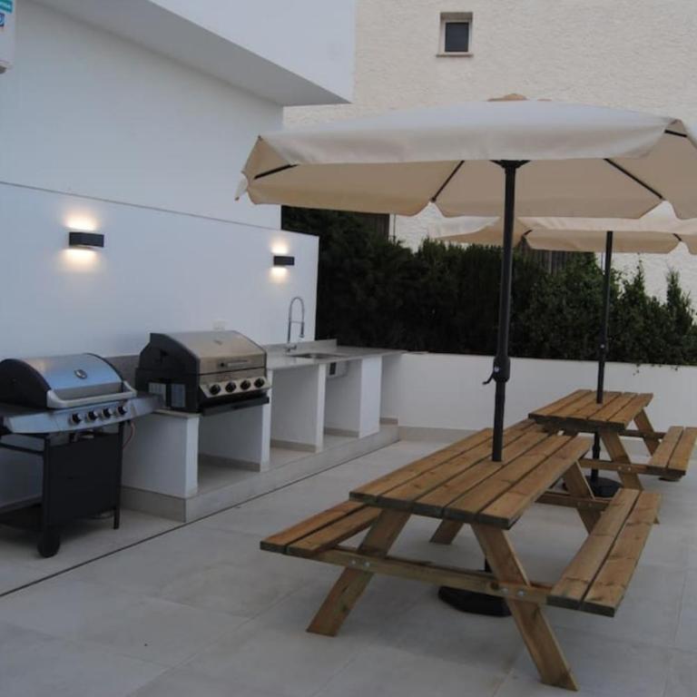 Luxury villa with heated pool for 12 to 14 people - Villa - 8