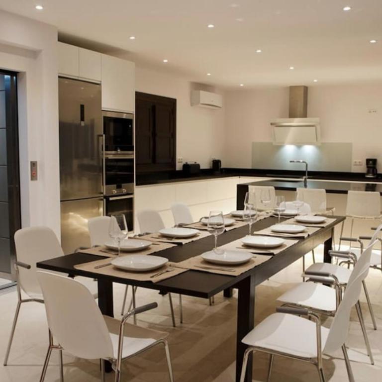 Luxury villa with heated pool for 12 to 14 people - Villa - 26