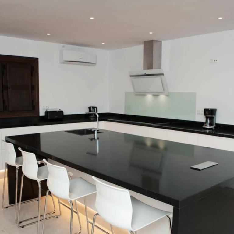 Luxury villa with heated pool for 12 to 14 people - Villa - 34