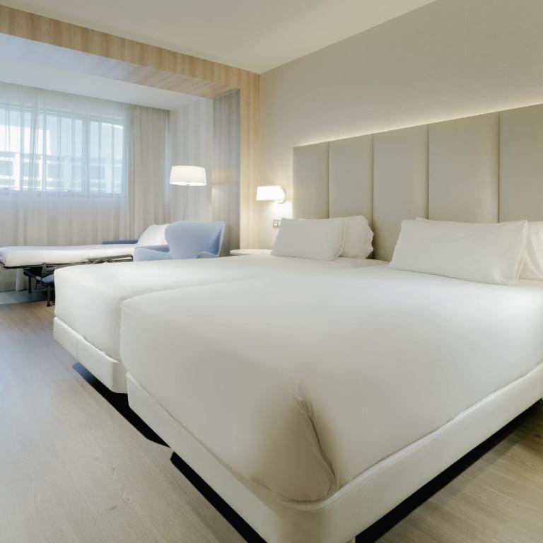 Hesperia A Coruña Centro - Habitación Doble Estándar con cama supletoria (2 adultos + 1 niño) - 1 o 2 camas - 3