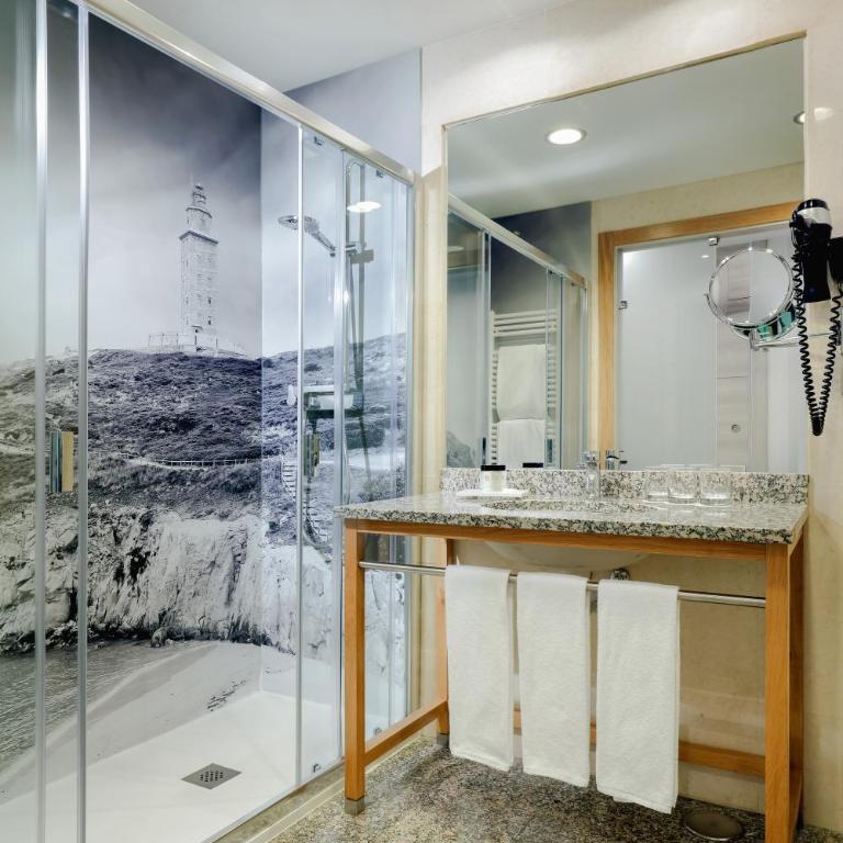 Hesperia A Coruña Centro - Habitación Doble Estándar con cama supletoria (2 adultos + 1 niño) - 1 o 2 camas - 2