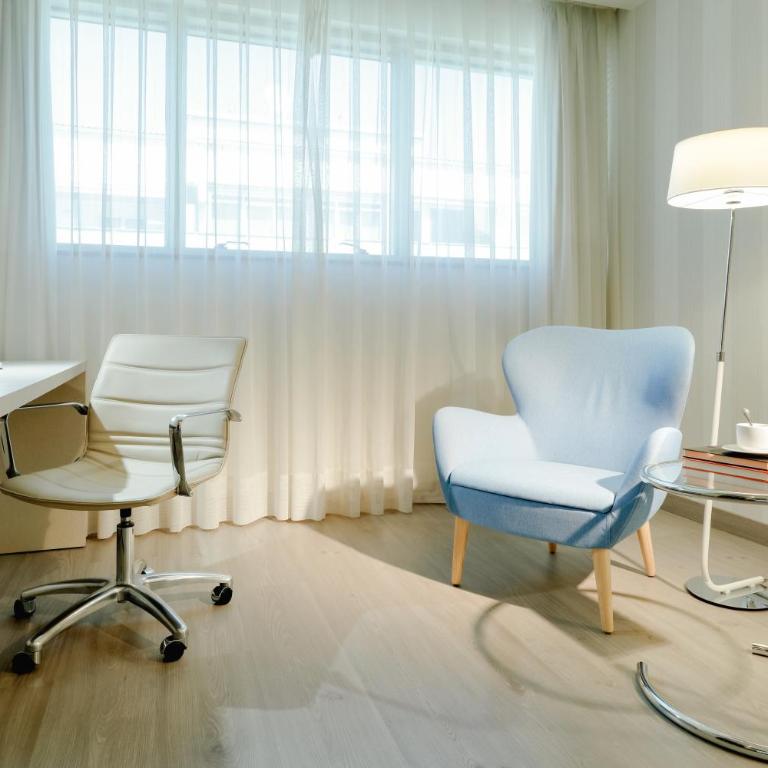 Hesperia A Coruña Centro - Habitación Doble Estándar con cama supletoria (2 adultos + 1 niño) - 1 o 2 camas - 4