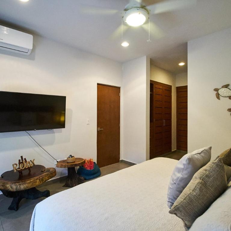 Boho Chic poolside Condo 7 min to the Beach & Town - Apartamento - 18